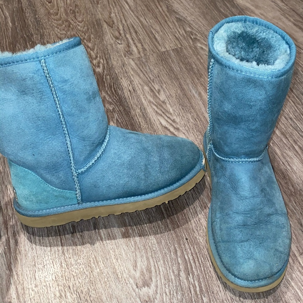 WOMENS SIZE 7 UGGS